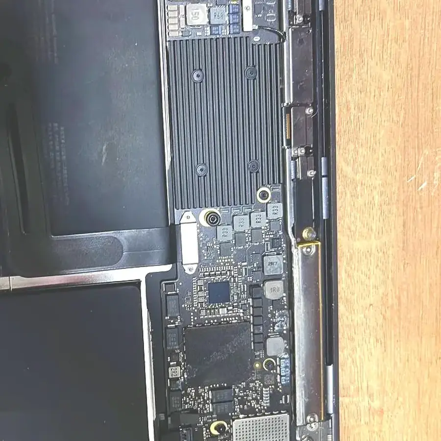 MacBook в разборе: плата и аккумулятор