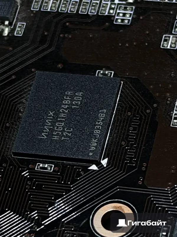 Чип видеопамяти Hynix на плате крупным планом